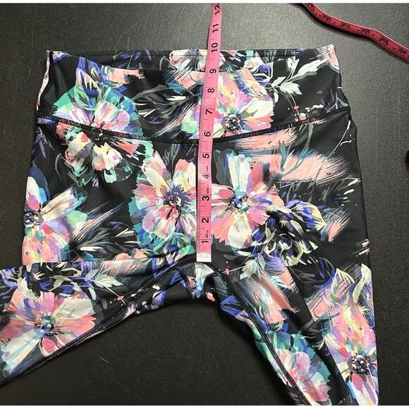 Fabletics Mid-Rise Printed Powerlite Capri Size S - Picture 12 of 13